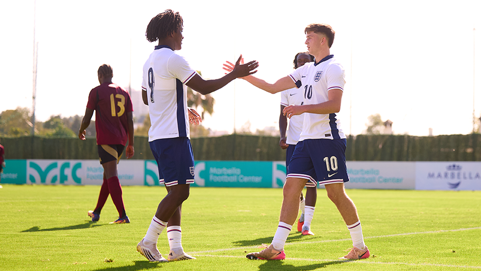 Shumaira Mheuka et Mikey Moore, eng u19 goalscorer vs belgium
